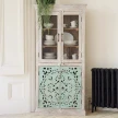 witryna drewniana przeszklona w aranżacji salonu boho z roślinami