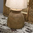 masywna lampa stołowa z drewna mango na starej komodzie styl boho