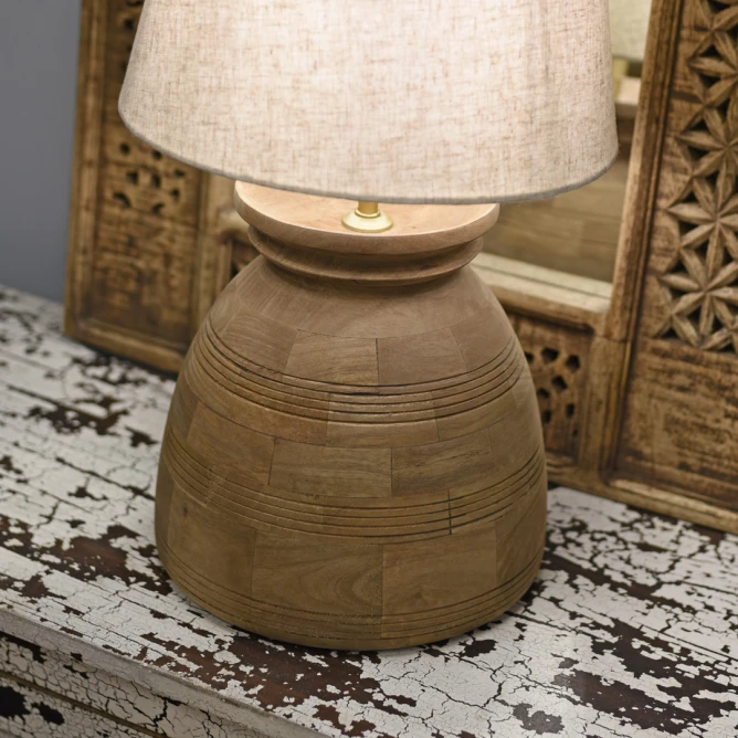 masywna lampa stołowa z drewna mango na starej komodzie styl boho