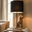 lampa drewniana z motywem psa w aranżacji salonu styl boho i eko z czarnym abażurem