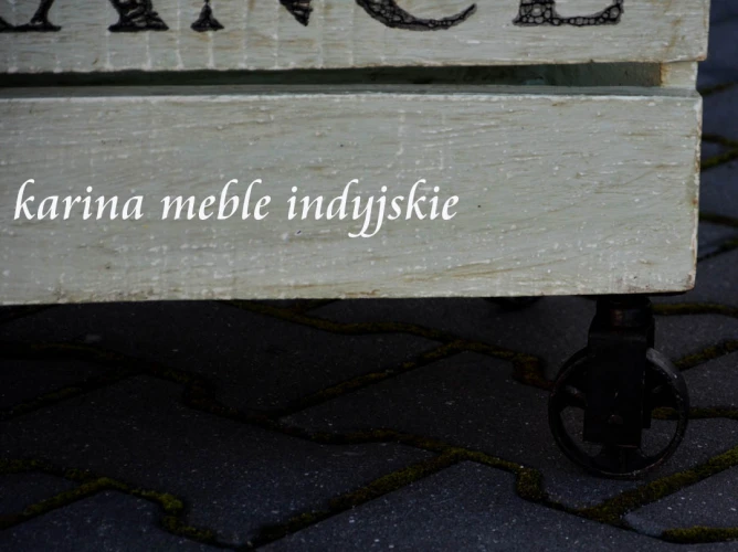 meble vintage- skrzynka na kółkach 