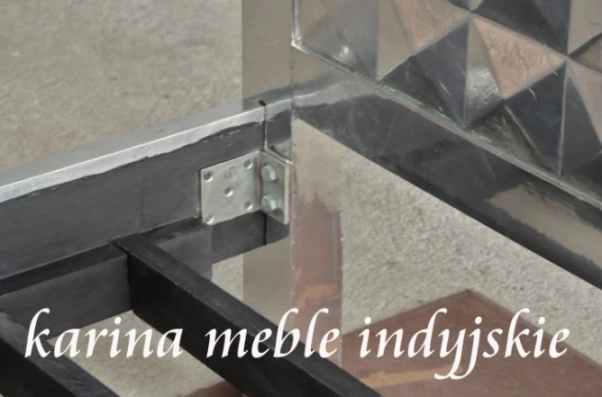 solidne metalowe kątowniki łączące drewnianą ramę łóżka indyjskiego