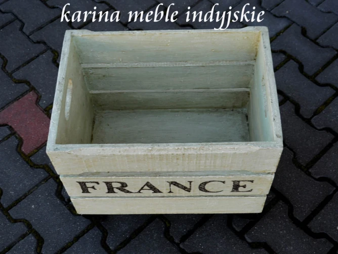 meble vintage- skrzynka na kółkach 