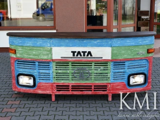 Kolorowy kontuar industrialny z maski ciężarówki Tata lada loftowa