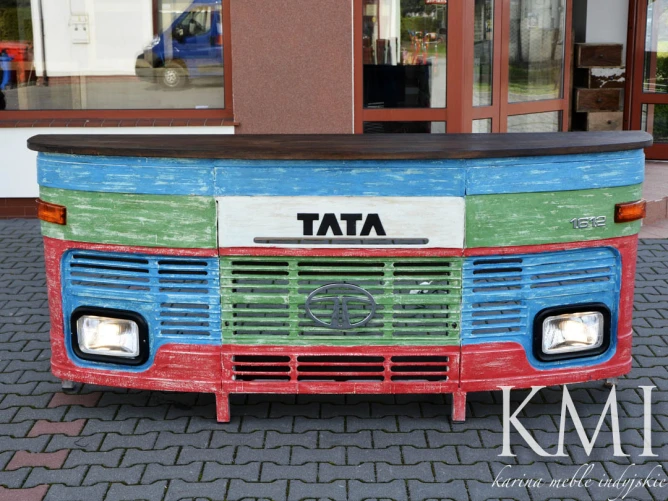 Kolorowy kontuar industrialny z maski ciężarówki Tata lada loftowa