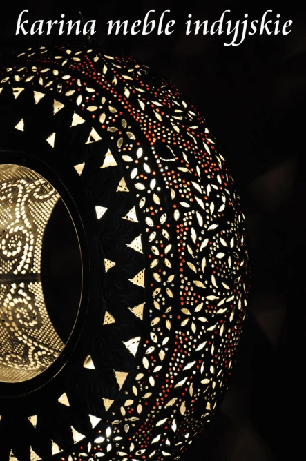 Lampa orientalna z ażurowym wzorem – detal klosza