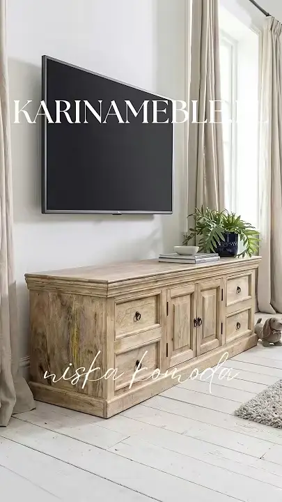 Prezentacja wideo: Drewniana niska komoda z drewna mango z przetarciami (model Milford) pod telewizorem w jasnym, nowoczesnym salonie – Meble Rustykalne