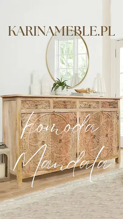 Prezentacja wideo: Duża, szeroka komoda z jasnego, naturalnego drewna mango z czterema szufladami i czterodrzwiowym frontem ozdobionym misternie rzeźbionymi motywami mandali, udekorowana białymi wazonami, zieloną rośliną oraz drewnianą misą, ustawiona w jasnym wnętrzu pod okrągłym lustrem w złotej ramie, na drewnianej podłodze przy jasnym dywanie – Meble Indyjskie