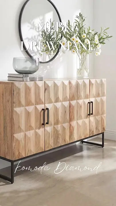 Prezentacja wideo: komoda drewniana Diamond z litego drewna mango o szerokości 145 cm, z geometrycznie frezowanymi frontami, naturalnym wykończeniem i czarną metalową podstawą.