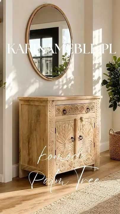 Prezentacja wideo: Niewielka komoda z jasnego, naturalnego drewna mango o szerokości 75 cm (model Palm Tree) z frontami ozdobionymi charakterystycznym, rzeźbionym motywem egzotycznych palm, wyposażona w poręczne uchwyty, zaprezentowana w przytulnej, jasnej aranżacji na drewnianej podłodze – Meble Orientalne / Indyjskie / Boho