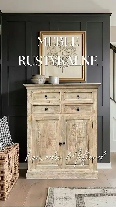 Prezentacja wideo: Rustykalna komoda Milford 100 cm z postarzanego drewna mango, wyposażona w cztery mniejsze szuflady w górnej części oraz dwoje drzwiczek z klasycznymi, metalowymi uchwytami.