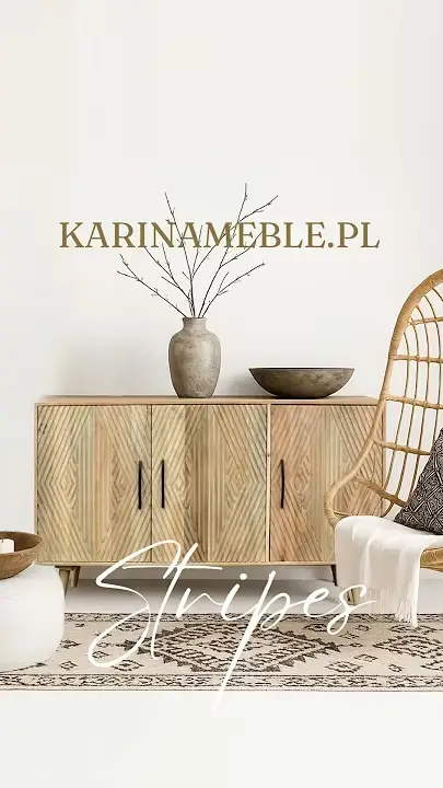 Prezentacja wideo: Drewniana komoda z jasnego drewna mango (model Stripes) z frezowanymi, geometrycznymi wzorami na frontach, ozdobiona wazonem z gałązkami, zaprezentowana w jasnym wnętrzu obok plecionego rattanowego fotela i jasnego, wzorzystego dywanu – Meble Boho