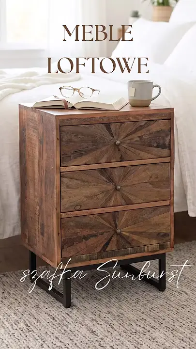 Prezentacja wideo: Mała komoda loftowa (szafka nocna) Sunburst o szerokości 49 cm, wykonana ze starego drewna o bogatym usłojeniu, wyposażona w trzy szuflady z frontami ozdobionymi geometrycznym, promienistym układem kawałków drewna, posiadająca małe metalowe gałki i czarną metalową podstawę w formie płozów, udekorowana na blacie otwartą książką, okularami oraz kubkiem, zaprezentowana w przytulnej sypialni obok łóżka z białą pościelą, stojąca na szarym, strukturalnym dywanie – Meble Loftowe / Industrialne