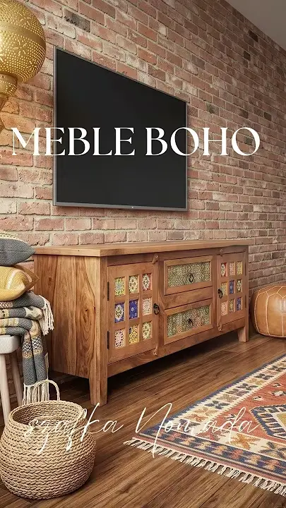 Prezentacja wideo: Szeroka szafka RTV Nomada o długości 150 cm z naturalnego drewna mango w stylu boho, wyposażona w zamykane szafki, których fronty ozdobiono wielobarwnymi, dekoracyjnymi kafelkami o kunsztownych, orientalnych wzorach, zaprezentowana w przytulnym salonie na tle jasnej ściany, stojąca na drewnianej podłodze – Meble Boho / Szafki RTV / Drewniane
