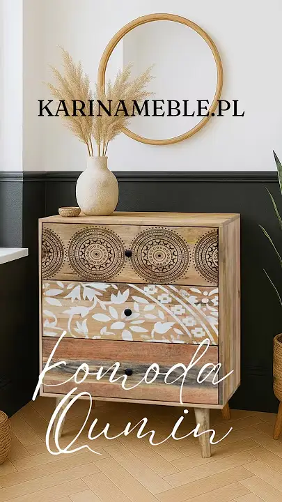 Prezentacja wideo: Wąska, wysoka komoda z jasnego drewna (model Qumin) w stylu scandi boho, wyposażona w szuflady i dolną szafkę z dekoracyjnymi, wzorzystymi frontami o strukturze plecionki lub rzeźbienia, udekorowana zieloną rośliną w doniczce i książkami, zaprezentowana w jasnym, przytulnym wnętrzu na drewnianej podłodze – Meble Indyjskie / Boho